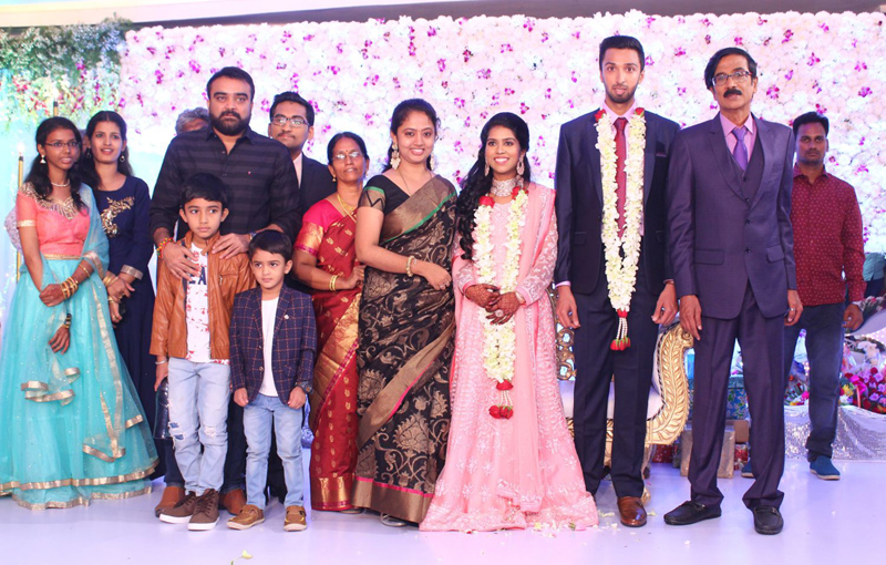 இயக்குநர்- நடிகர் மனோபாலா மகன் ஹரிஷ் - பிரியா திருமண வரவேற்பு: திரைநட்சத்திரங்கள் திரண்டு வந்து வாழ்த்து... புகைப்படத் தொகுப்பு இயக்குநர்- நடிகர் மனோபாலா மகன் ஹரிஷ் - பிரியா திருமண வரவேற்பு: திரைநட்சத்திரங்கள் திரண்டு வந்து வாழ்த்து... புகைப்படத் தொகுப்பு