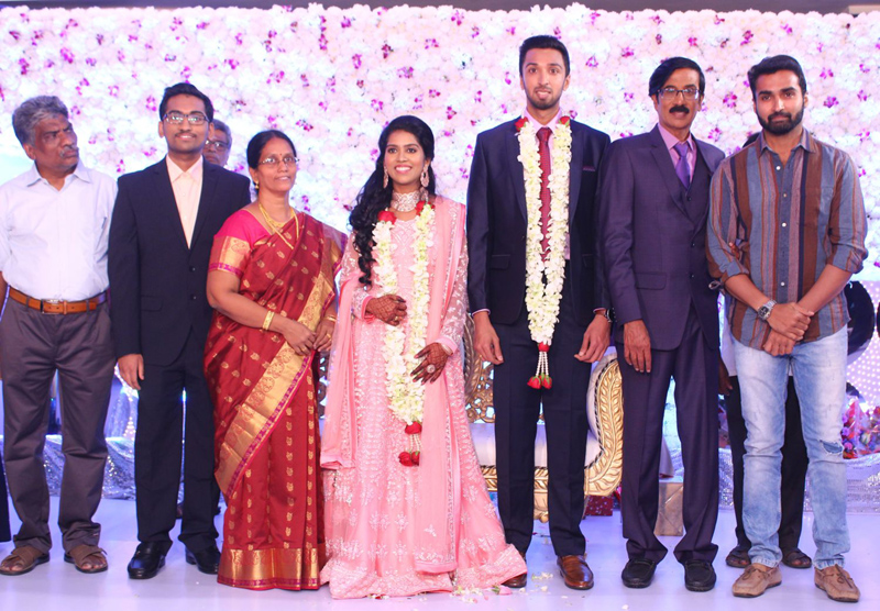 இயக்குநர்- நடிகர் மனோபாலா மகன் ஹரிஷ் - பிரியா திருமண வரவேற்பு: திரைநட்சத்திரங்கள் திரண்டு வந்து வாழ்த்து... புகைப்படத் தொகுப்பு இயக்குநர்- நடிகர் மனோபாலா மகன் ஹரிஷ் - பிரியா திருமண வரவேற்பு: திரைநட்சத்திரங்கள் திரண்டு வந்து வாழ்த்து... புகைப்படத் தொகுப்பு