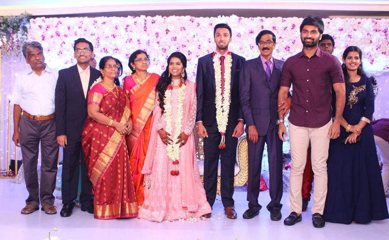 இயக்குநர்- நடிகர் மனோபாலா மகன் ஹரிஷ் - பிரியா திருமண வரவேற்பு: திரைநட்சத்திரங்கள் திரண்டு வந்து வாழ்த்து... புகைப்படத் தொகுப்பு இயக்குநர்- நடிகர் மனோபாலா மகன் ஹரிஷ் - பிரியா திருமண வரவேற்பு: திரைநட்சத்திரங்கள் திரண்டு வந்து வாழ்த்து... புகைப்படத் தொகுப்பு