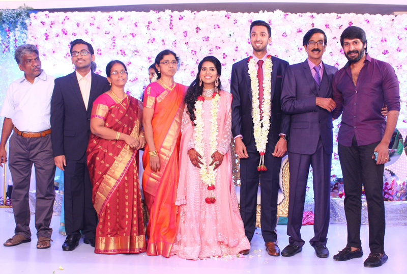 இயக்குநர்- நடிகர் மனோபாலா மகன் ஹரிஷ் - பிரியா திருமண வரவேற்பு: திரைநட்சத்திரங்கள் திரண்டு வந்து வாழ்த்து... புகைப்படத் தொகுப்பு இயக்குநர்- நடிகர் மனோபாலா மகன் ஹரிஷ் - பிரியா திருமண வரவேற்பு: திரைநட்சத்திரங்கள் திரண்டு வந்து வாழ்த்து... புகைப்படத் தொகுப்பு