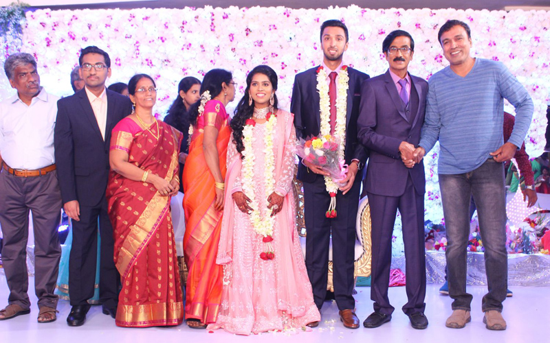 இயக்குநர்- நடிகர் மனோபாலா மகன் ஹரிஷ் - பிரியா திருமண வரவேற்பு: திரைநட்சத்திரங்கள் திரண்டு வந்து வாழ்த்து... புகைப்படத் தொகுப்பு இயக்குநர்- நடிகர் மனோபாலா மகன் ஹரிஷ் - பிரியா திருமண வரவேற்பு: திரைநட்சத்திரங்கள் திரண்டு வந்து வாழ்த்து... புகைப்படத் தொகுப்பு