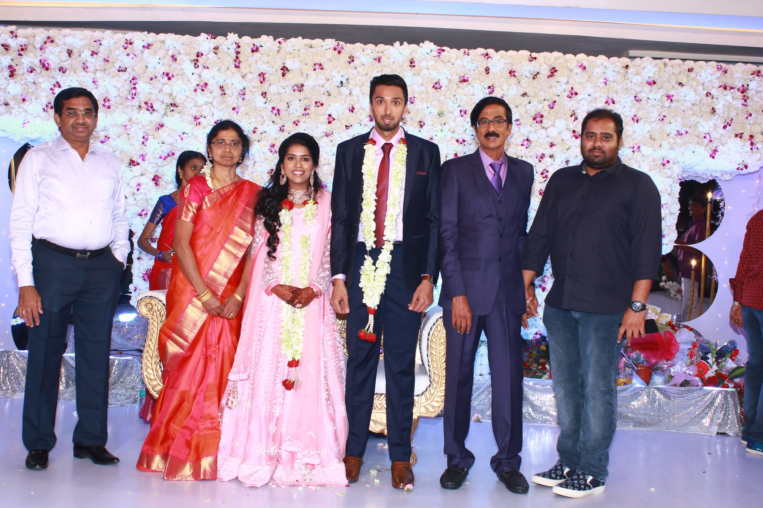 இயக்குநர்- நடிகர் மனோபாலா மகன் ஹரிஷ் - பிரியா திருமண வரவேற்பு: திரைநட்சத்திரங்கள் திரண்டு வந்து வாழ்த்து... புகைப்படத் தொகுப்பு இயக்குநர்- நடிகர் மனோபாலா மகன் ஹரிஷ் - பிரியா திருமண வரவேற்பு: திரைநட்சத்திரங்கள் திரண்டு வந்து வாழ்த்து... புகைப்படத் தொகுப்பு