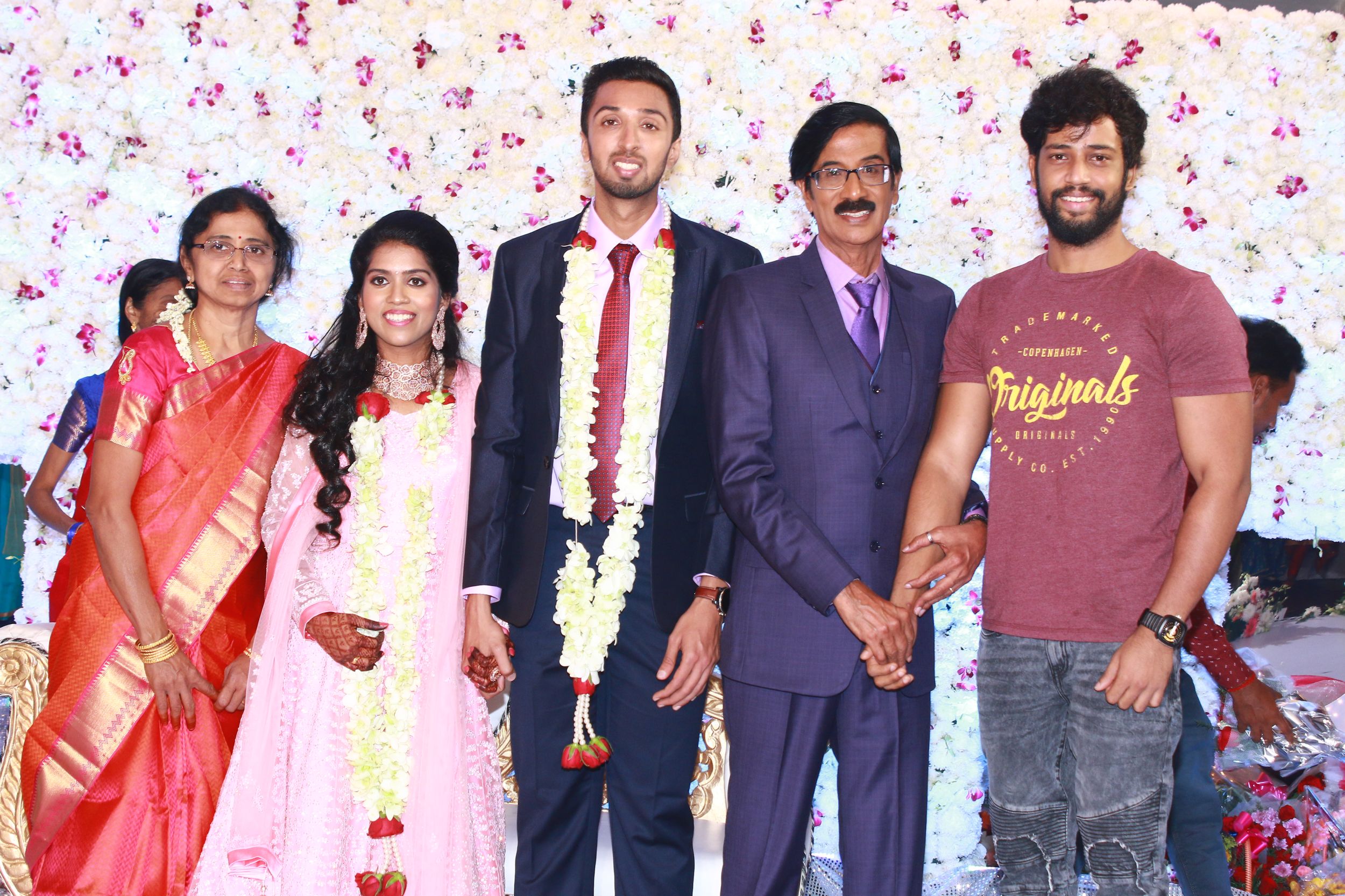 இயக்குநர்- நடிகர் மனோபாலா மகன் ஹரிஷ் - பிரியா திருமண வரவேற்பு: திரைநட்சத்திரங்கள் திரண்டு வந்து வாழ்த்து... புகைப்படத் தொகுப்பு இயக்குநர்- நடிகர் மனோபாலா மகன் ஹரிஷ் - பிரியா திருமண வரவேற்பு: திரைநட்சத்திரங்கள் திரண்டு வந்து வாழ்த்து... புகைப்படத் தொகுப்பு