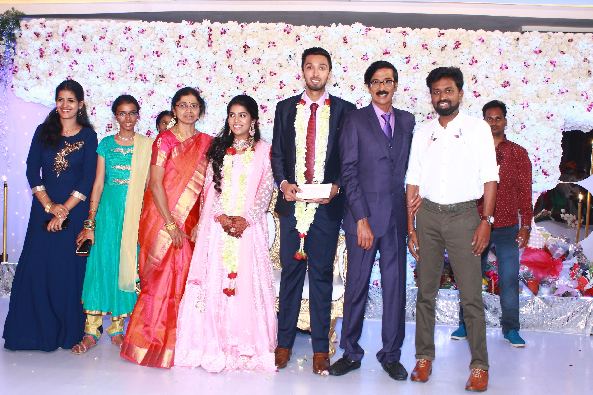 இயக்குநர்- நடிகர் மனோபாலா மகன் ஹரிஷ் - பிரியா திருமண வரவேற்பு: திரைநட்சத்திரங்கள் திரண்டு வந்து வாழ்த்து... புகைப்படத் தொகுப்பு இயக்குநர்- நடிகர் மனோபாலா மகன் ஹரிஷ் - பிரியா திருமண வரவேற்பு: திரைநட்சத்திரங்கள் திரண்டு வந்து வாழ்த்து... புகைப்படத் தொகுப்பு
