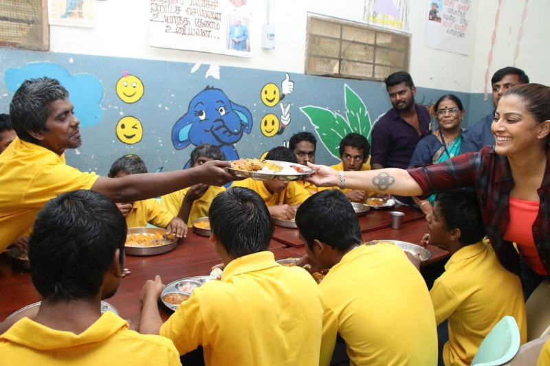 நடிகை வரலட்சுமி தனது சேவ் சக்தி தன்னார்வலர்களுடன் இணைந்து உறுப்புதானம் செய்த நிகழ்ச்சி நடிகை வரலட்சுமி தனது சேவ் சக்தி தன்னார்வலர்களுடன் இணைந்து உறுப்புதானம் செய்த நிகழ்ச்சி