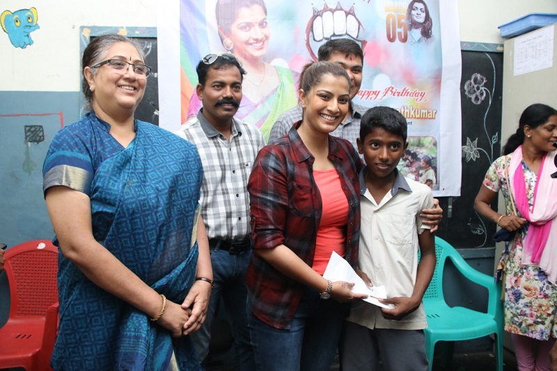 நடிகை வரலட்சுமி தனது சேவ் சக்தி தன்னார்வலர்களுடன் இணைந்து உறுப்புதானம் செய்த நிகழ்ச்சி நடிகை வரலட்சுமி தனது சேவ் சக்தி தன்னார்வலர்களுடன் இணைந்து உறுப்புதானம் செய்த நிகழ்ச்சி