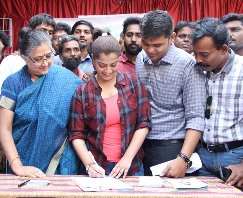 நடிகை வரலட்சுமி தனது சேவ் சக்தி தன்னார்வலர்களுடன் இணைந்து உறுப்புதானம் செய்த நிகழ்ச்சி நடிகை வரலட்சுமி தனது சேவ் சக்தி தன்னார்வலர்களுடன் இணைந்து உறுப்புதானம் செய்த நிகழ்ச்சி