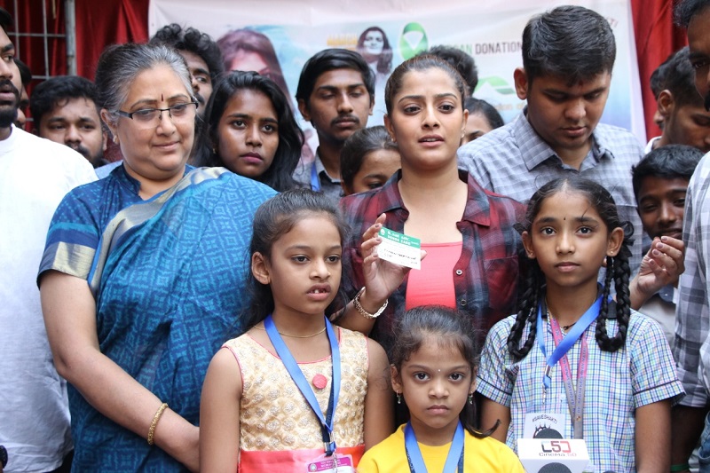 நடிகை வரலட்சுமி தனது சேவ் சக்தி தன்னார்வலர்களுடன் இணைந்து உறுப்புதானம் செய்த நிகழ்ச்சி நடிகை வரலட்சுமி தனது சேவ் சக்தி தன்னார்வலர்களுடன் இணைந்து உறுப்புதானம் செய்த நிகழ்ச்சி
