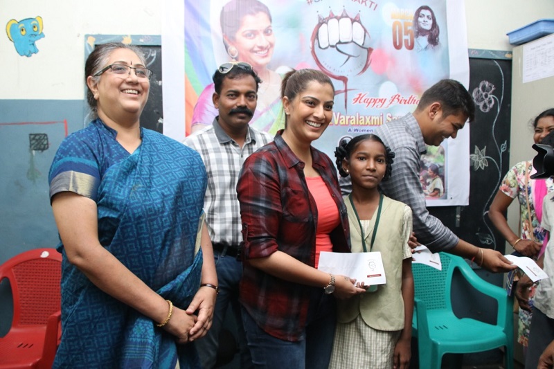 நடிகை வரலட்சுமி தனது சேவ் சக்தி தன்னார்வலர்களுடன் இணைந்து உறுப்புதானம் செய்த நிகழ்ச்சி நடிகை வரலட்சுமி தனது சேவ் சக்தி தன்னார்வலர்களுடன் இணைந்து உறுப்புதானம் செய்த நிகழ்ச்சி