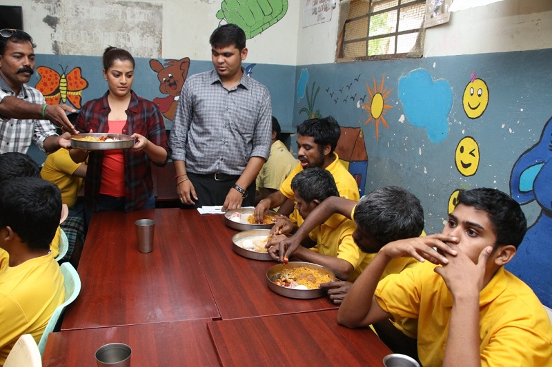 நடிகை வரலட்சுமி தனது சேவ் சக்தி தன்னார்வலர்களுடன் இணைந்து உறுப்புதானம் செய்த நிகழ்ச்சி நடிகை வரலட்சுமி தனது சேவ் சக்தி தன்னார்வலர்களுடன் இணைந்து உறுப்புதானம் செய்த நிகழ்ச்சி