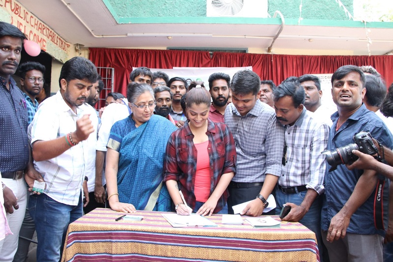 நடிகை வரலட்சுமி தனது சேவ் சக்தி தன்னார்வலர்களுடன் இணைந்து உறுப்புதானம் செய்த நிகழ்ச்சி நடிகை வரலட்சுமி தனது சேவ் சக்தி தன்னார்வலர்களுடன் இணைந்து உறுப்புதானம் செய்த நிகழ்ச்சி