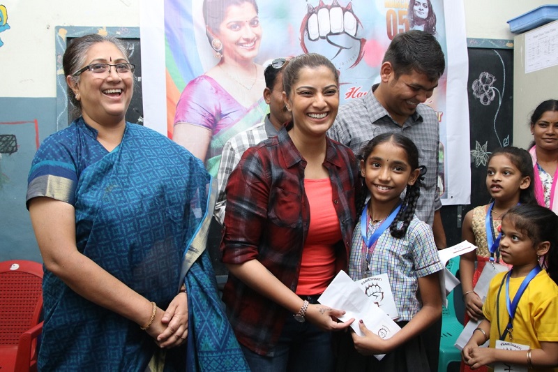 நடிகை வரலட்சுமி தனது சேவ் சக்தி தன்னார்வலர்களுடன் இணைந்து உறுப்புதானம் செய்த நிகழ்ச்சி நடிகை வரலட்சுமி தனது சேவ் சக்தி தன்னார்வலர்களுடன் இணைந்து உறுப்புதானம் செய்த நிகழ்ச்சி