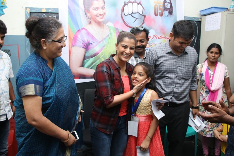 நடிகை வரலட்சுமி தனது சேவ் சக்தி தன்னார்வலர்களுடன் இணைந்து உறுப்புதானம் செய்த நிகழ்ச்சி நடிகை வரலட்சுமி தனது சேவ் சக்தி தன்னார்வலர்களுடன் இணைந்து உறுப்புதானம் செய்த நிகழ்ச்சி