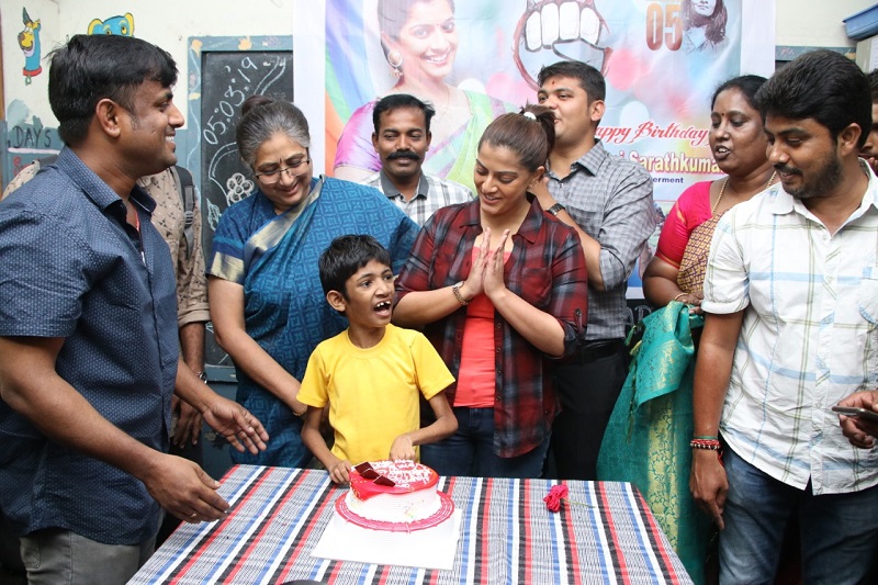 நடிகை வரலட்சுமி தனது சேவ் சக்தி தன்னார்வலர்களுடன் இணைந்து உறுப்புதானம் செய்த நிகழ்ச்சி நடிகை வரலட்சுமி தனது சேவ் சக்தி தன்னார்வலர்களுடன் இணைந்து உறுப்புதானம் செய்த நிகழ்ச்சி