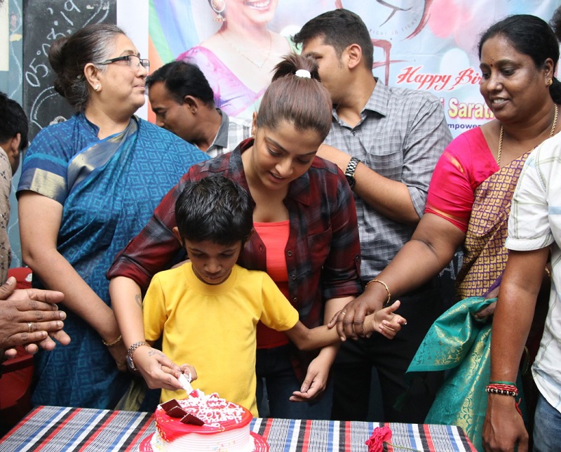 நடிகை வரலட்சுமி தனது சேவ் சக்தி தன்னார்வலர்களுடன் இணைந்து உறுப்புதானம் செய்த நிகழ்ச்சி நடிகை வரலட்சுமி தனது சேவ் சக்தி தன்னார்வலர்களுடன் இணைந்து உறுப்புதானம் செய்த நிகழ்ச்சி
