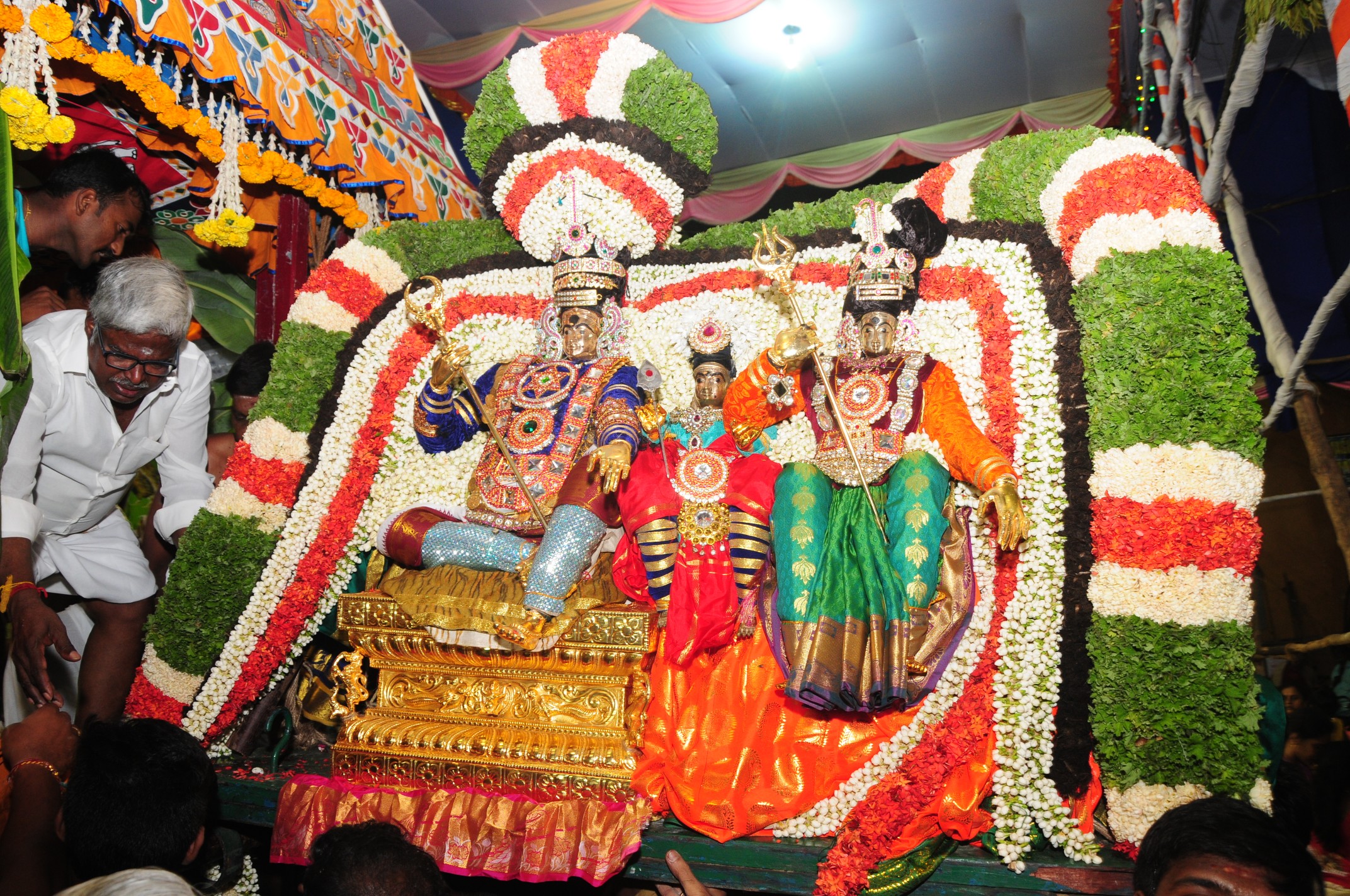 ’ஒரு பக்கம் அழுகுரல்... ஒரு பக்கம் கொண்டாட்டம்’ - மயான சூறைத் திருவிழா ’ஒரு பக்கம் அழுகுரல்... ஒரு பக்கம் கொண்டாட்டம்’ - மயான சூறைத் திருவிழா