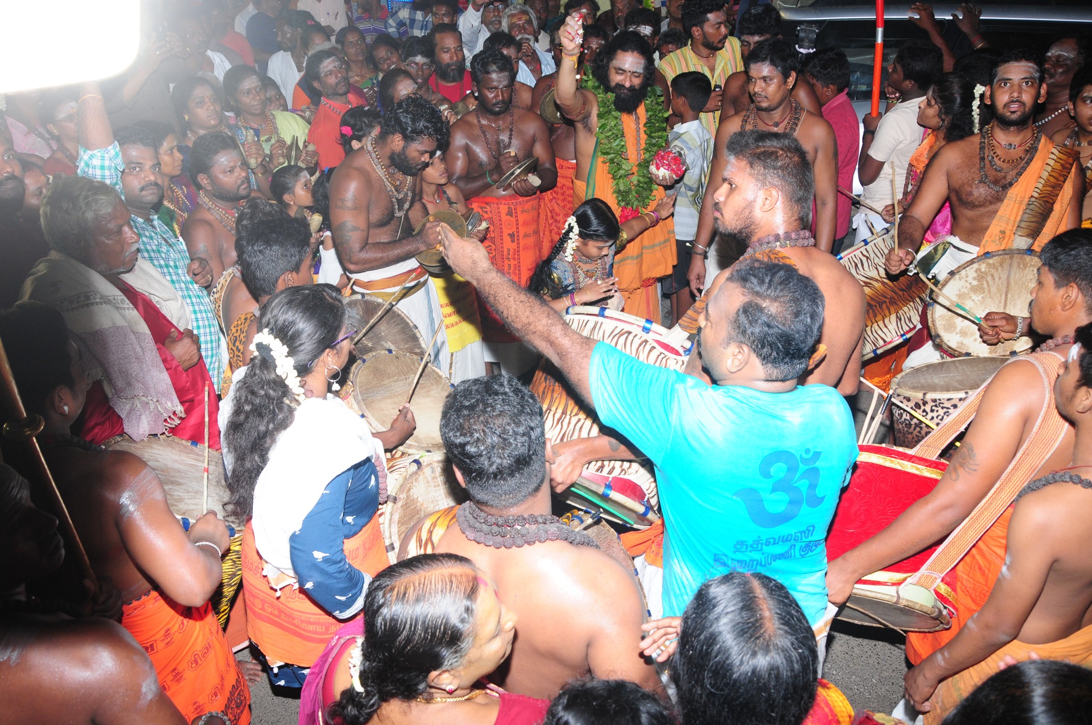 ’ஒரு பக்கம் அழுகுரல்... ஒரு பக்கம் கொண்டாட்டம்’ - மயான சூறைத் திருவிழா ’ஒரு பக்கம் அழுகுரல்... ஒரு பக்கம் கொண்டாட்டம்’ - மயான சூறைத் திருவிழா