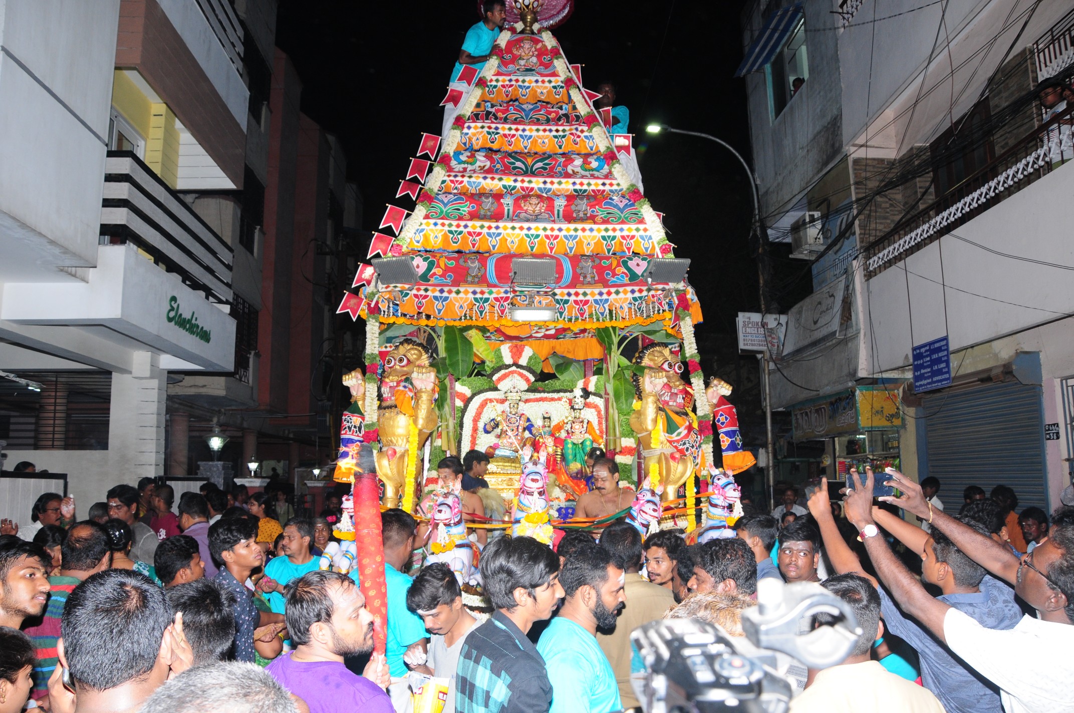 ’ஒரு பக்கம் அழுகுரல்... ஒரு பக்கம் கொண்டாட்டம்’ - மயான சூறைத் திருவிழா ’ஒரு பக்கம் அழுகுரல்... ஒரு பக்கம் கொண்டாட்டம்’ - மயான சூறைத் திருவிழா