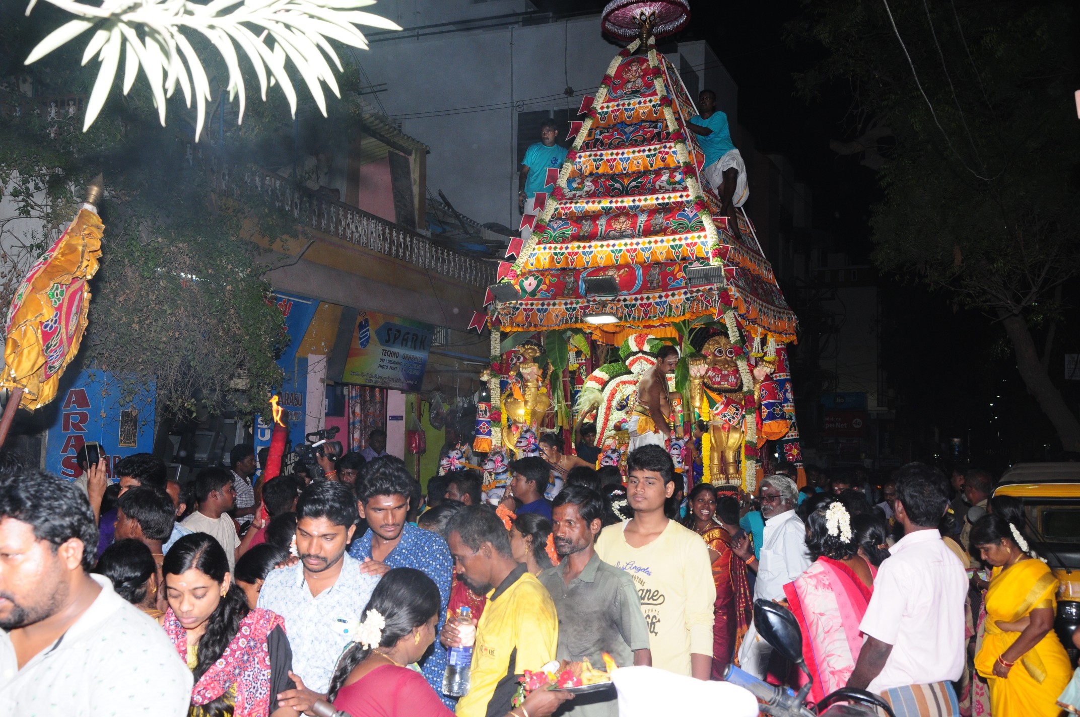 ’ஒரு பக்கம் அழுகுரல்... ஒரு பக்கம் கொண்டாட்டம்’ - மயான சூறைத் திருவிழா ’ஒரு பக்கம் அழுகுரல்... ஒரு பக்கம் கொண்டாட்டம்’ - மயான சூறைத் திருவிழா