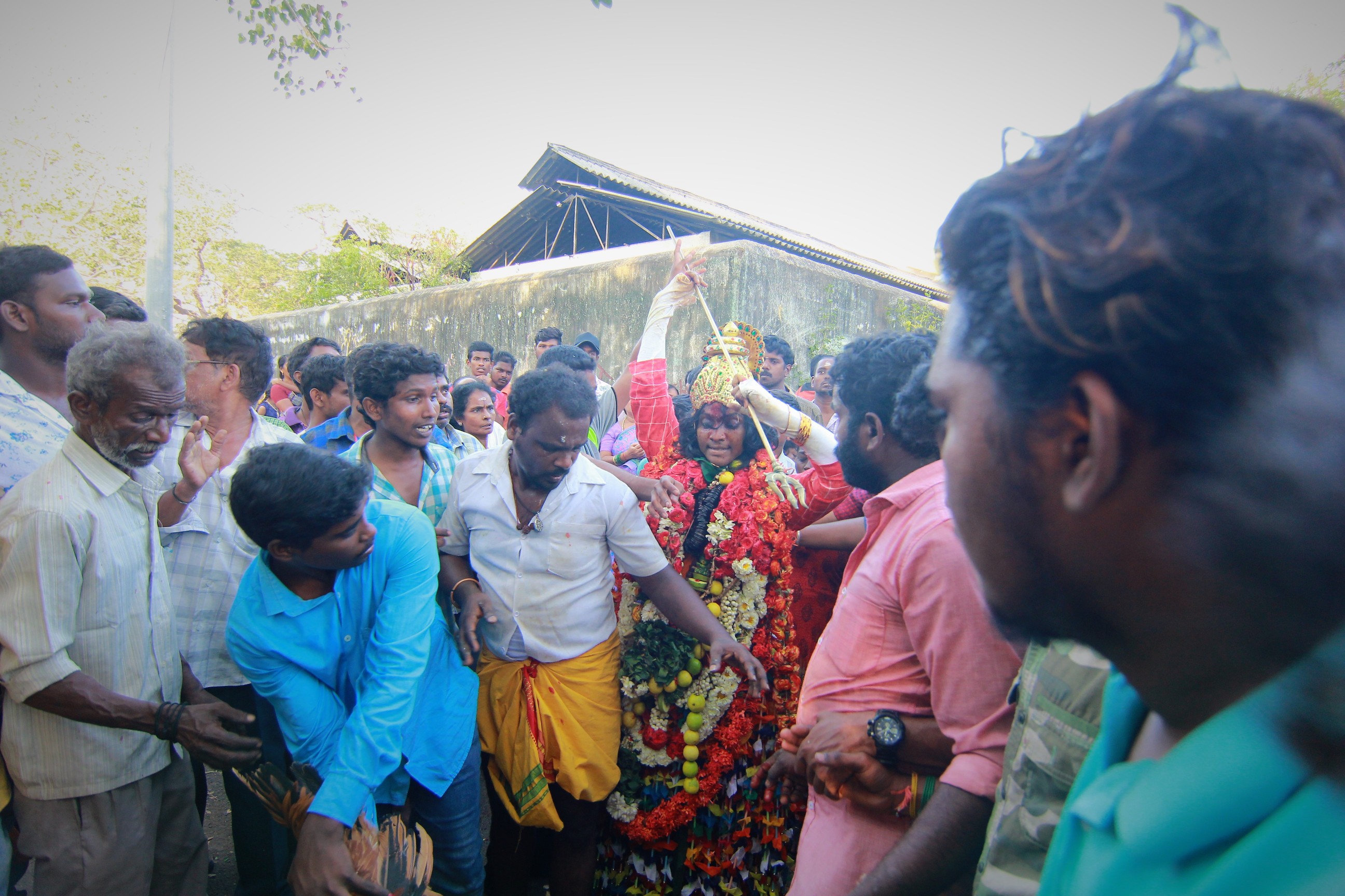 ’ஒரு பக்கம் அழுகுரல்... ஒரு பக்கம் கொண்டாட்டம்’ - மயான சூறைத் திருவிழா ’ஒரு பக்கம் அழுகுரல்... ஒரு பக்கம் கொண்டாட்டம்’ - மயான சூறைத் திருவிழா