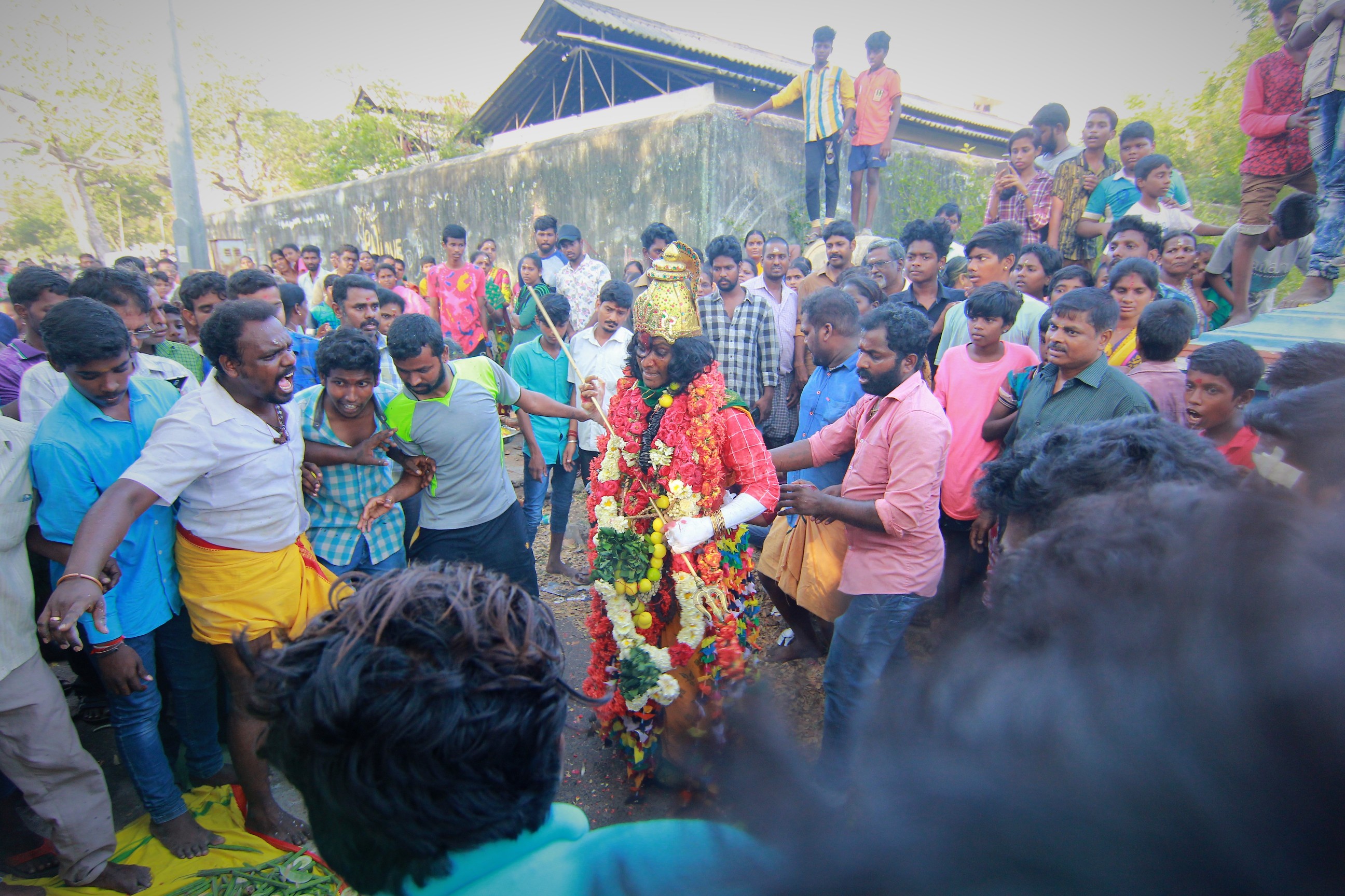 ’ஒரு பக்கம் அழுகுரல்... ஒரு பக்கம் கொண்டாட்டம்’ - மயான சூறைத் திருவிழா ’ஒரு பக்கம் அழுகுரல்... ஒரு பக்கம் கொண்டாட்டம்’ - மயான சூறைத் திருவிழா
