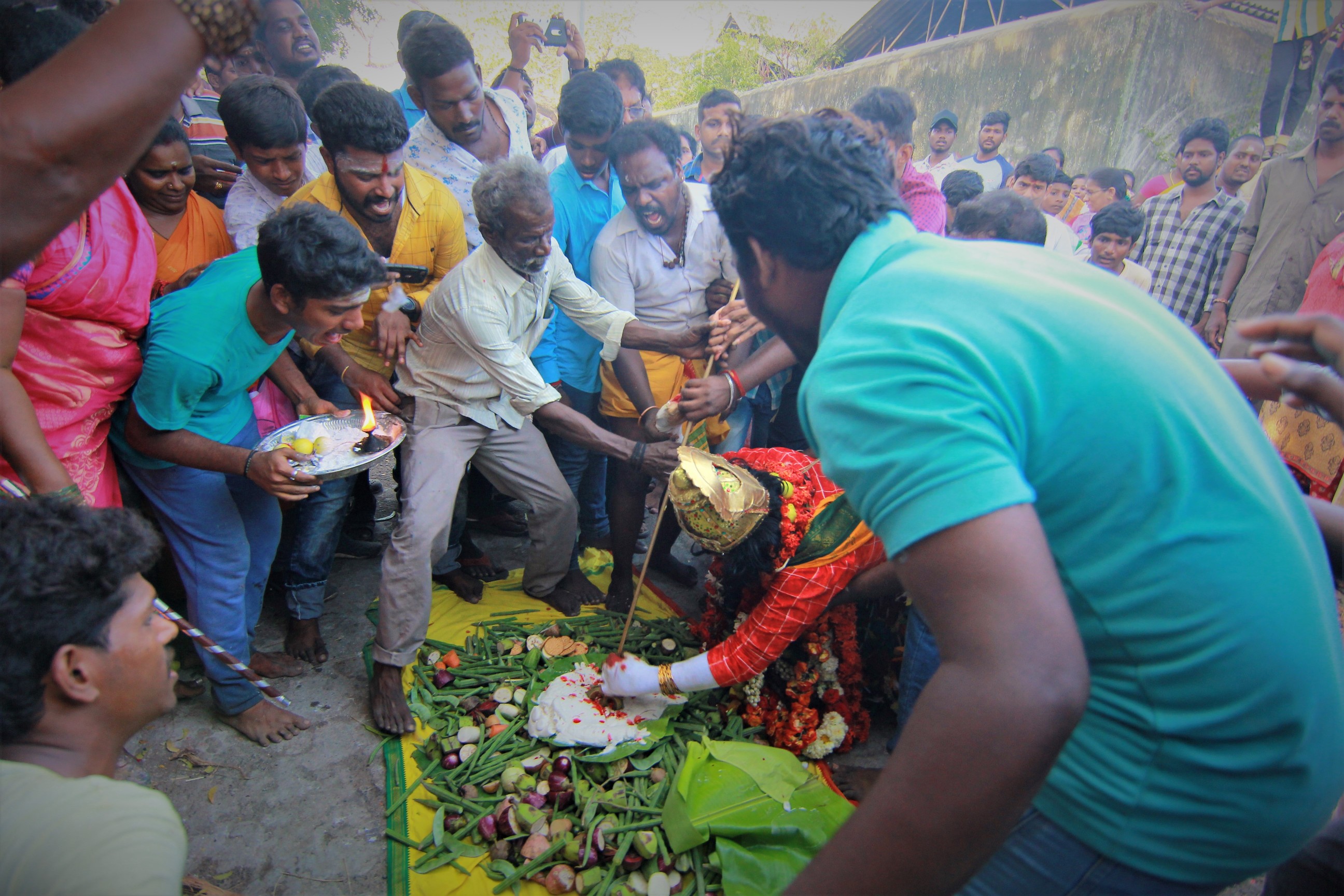 ’ஒரு பக்கம் அழுகுரல்... ஒரு பக்கம் கொண்டாட்டம்’ - மயான சூறைத் திருவிழா ’ஒரு பக்கம் அழுகுரல்... ஒரு பக்கம் கொண்டாட்டம்’ - மயான சூறைத் திருவிழா