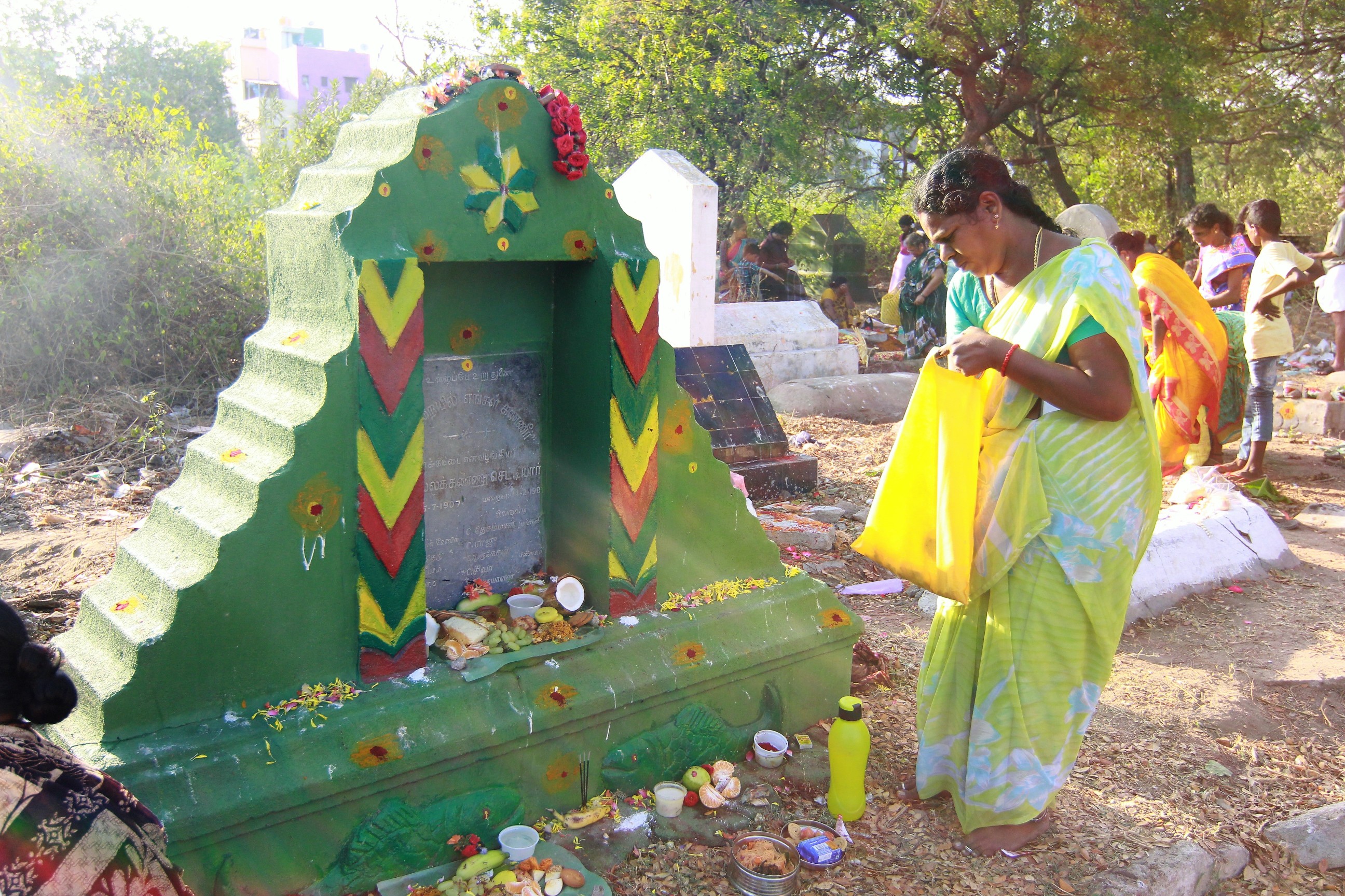 ’ஒரு பக்கம் அழுகுரல்... ஒரு பக்கம் கொண்டாட்டம்’ - மயான சூறைத் திருவிழா ’ஒரு பக்கம் அழுகுரல்... ஒரு பக்கம் கொண்டாட்டம்’ - மயான சூறைத் திருவிழா