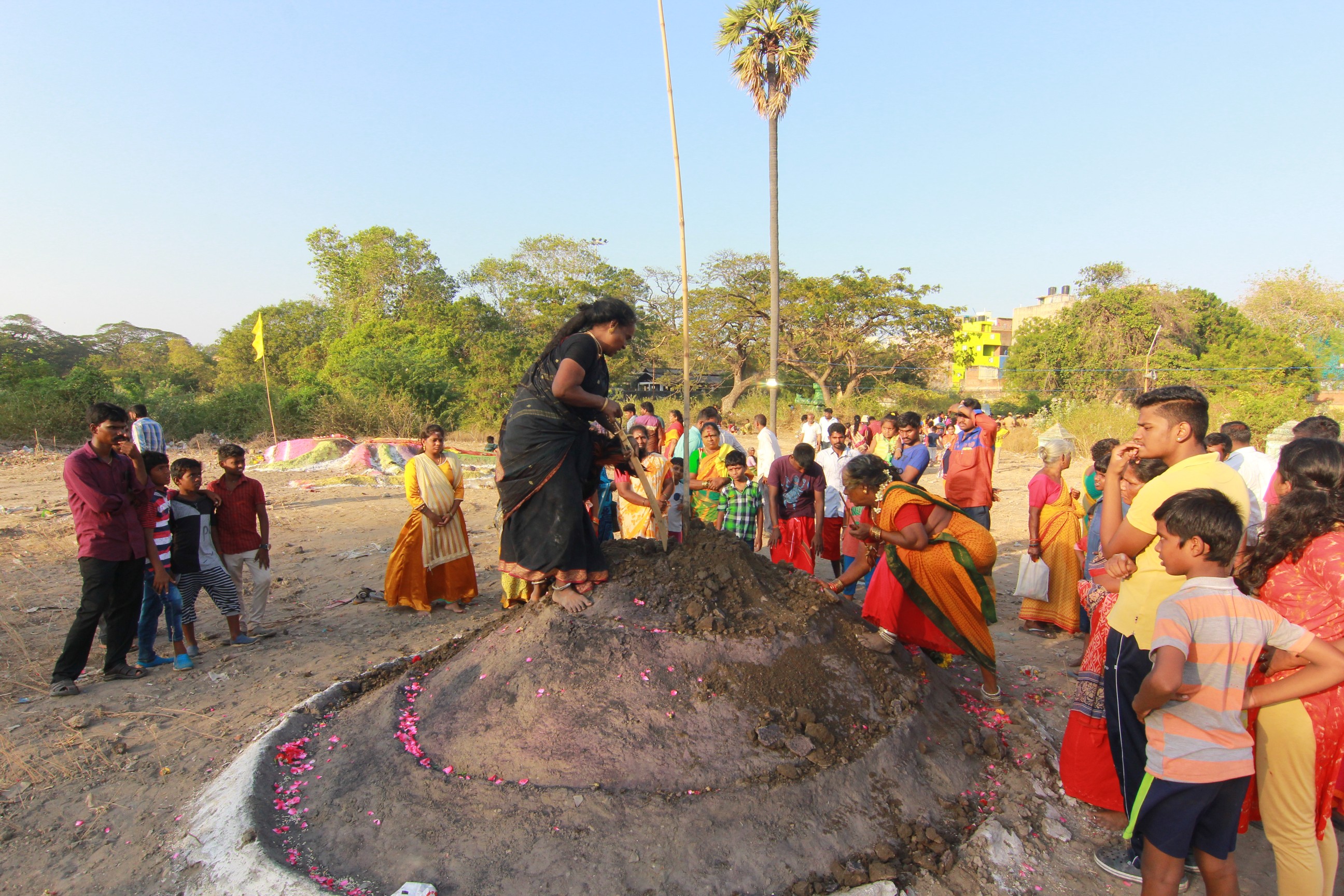 ’ஒரு பக்கம் அழுகுரல்... ஒரு பக்கம் கொண்டாட்டம்’ - மயான சூறைத் திருவிழா ’ஒரு பக்கம் அழுகுரல்... ஒரு பக்கம் கொண்டாட்டம்’ - மயான சூறைத் திருவிழா