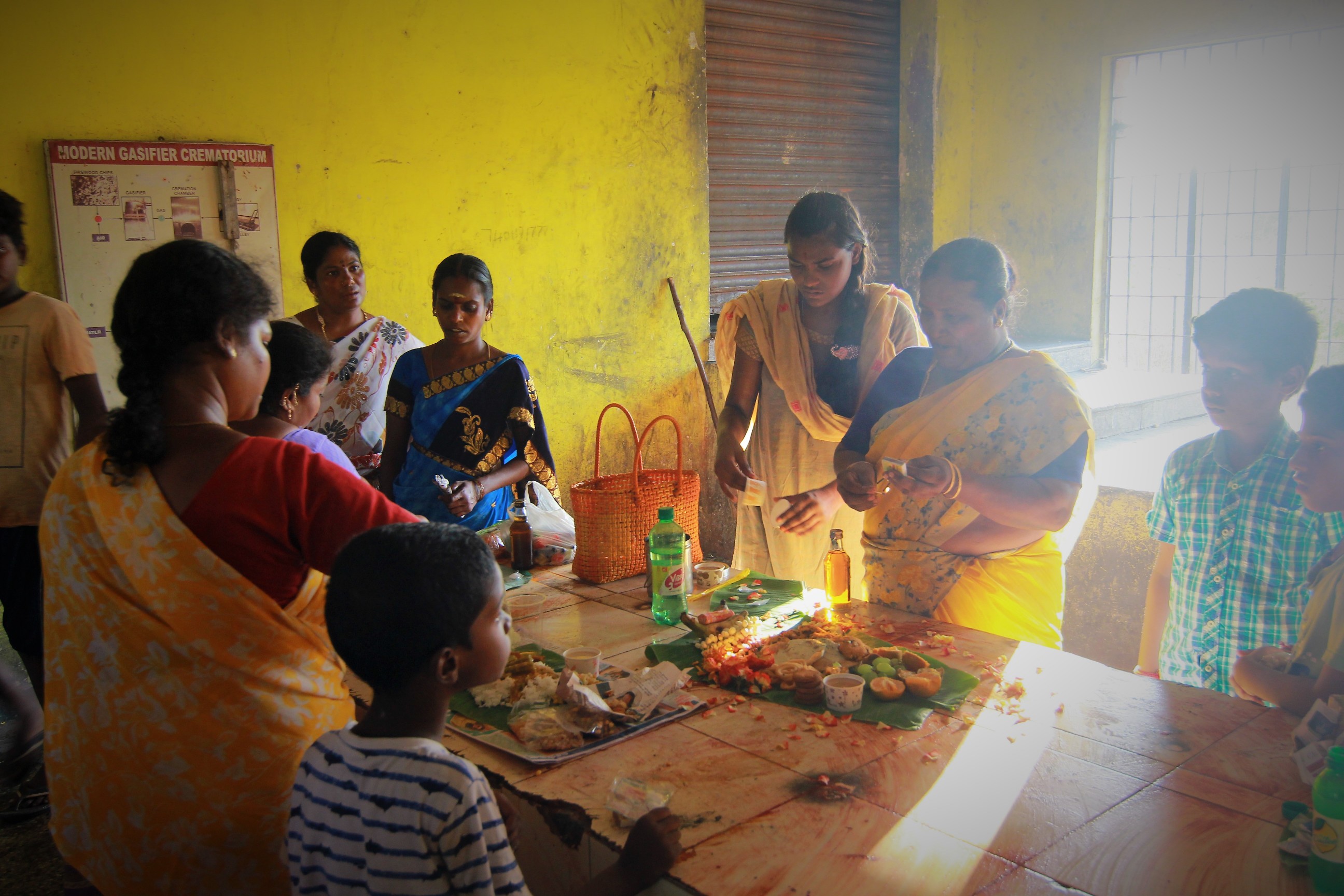 ’ஒரு பக்கம் அழுகுரல்... ஒரு பக்கம் கொண்டாட்டம்’ - மயான சூறைத் திருவிழா ’ஒரு பக்கம் அழுகுரல்... ஒரு பக்கம் கொண்டாட்டம்’ - மயான சூறைத் திருவிழா