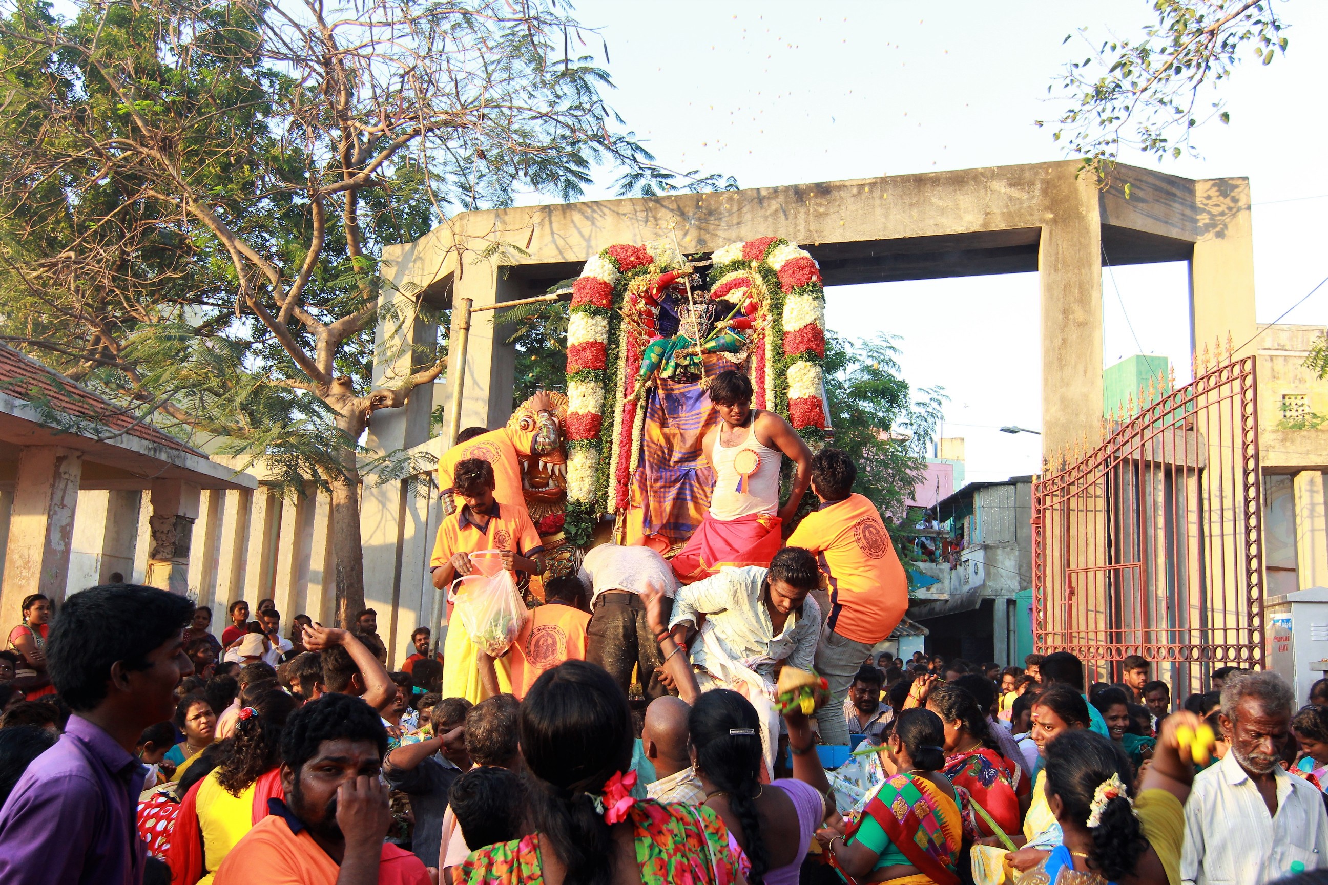 ’ஒரு பக்கம் அழுகுரல்... ஒரு பக்கம் கொண்டாட்டம்’ - மயான சூறைத் திருவிழா ’ஒரு பக்கம் அழுகுரல்... ஒரு பக்கம் கொண்டாட்டம்’ - மயான சூறைத் திருவிழா