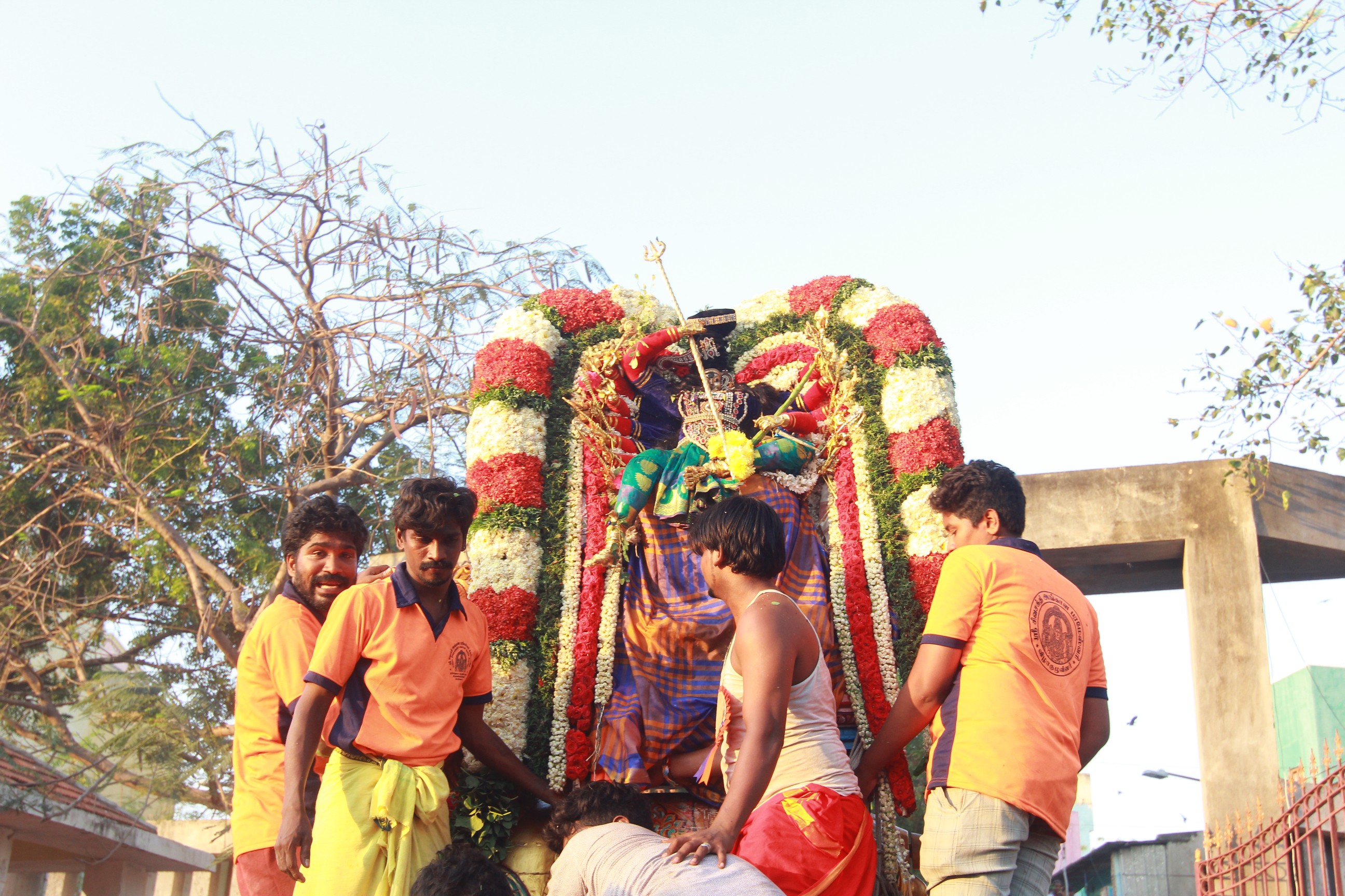 ’ஒரு பக்கம் அழுகுரல்... ஒரு பக்கம் கொண்டாட்டம்’ - மயான சூறைத் திருவிழா ’ஒரு பக்கம் அழுகுரல்... ஒரு பக்கம் கொண்டாட்டம்’ - மயான சூறைத் திருவிழா