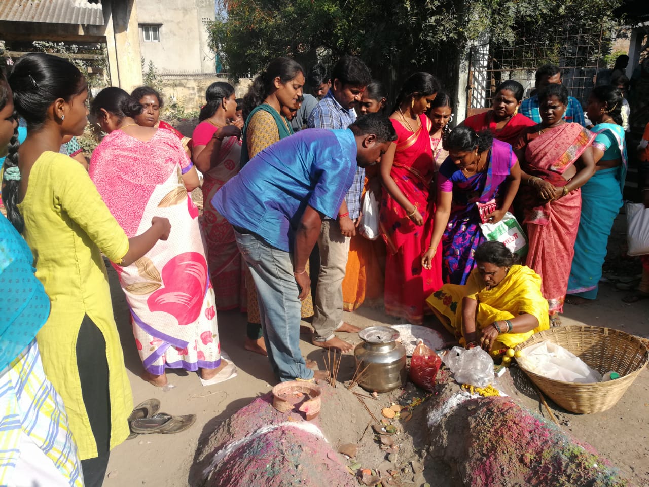 ’ஒரு பக்கம் அழுகுரல்... ஒரு பக்கம் கொண்டாட்டம்’ - மயான சூறைத் திருவிழா ’ஒரு பக்கம் அழுகுரல்... ஒரு பக்கம் கொண்டாட்டம்’ - மயான சூறைத் திருவிழா