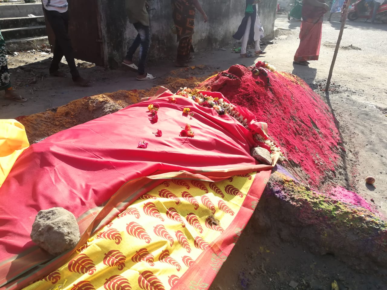 ’ஒரு பக்கம் அழுகுரல்... ஒரு பக்கம் கொண்டாட்டம்’ - மயான சூறைத் திருவிழா ’ஒரு பக்கம் அழுகுரல்... ஒரு பக்கம் கொண்டாட்டம்’ - மயான சூறைத் திருவிழா