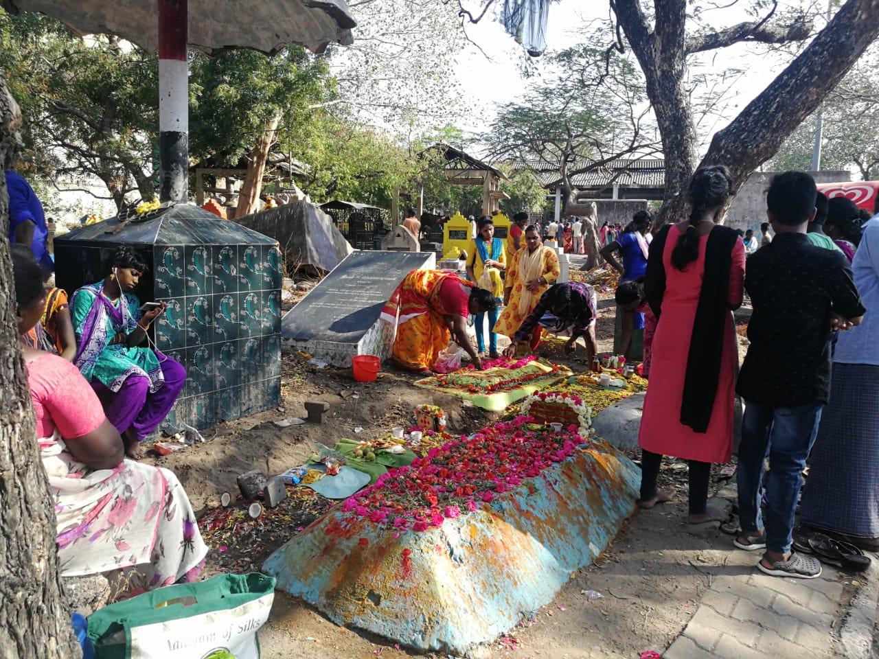 ’ஒரு பக்கம் அழுகுரல்... ஒரு பக்கம் கொண்டாட்டம்’ - மயான சூறைத் திருவிழா ’ஒரு பக்கம் அழுகுரல்... ஒரு பக்கம் கொண்டாட்டம்’ - மயான சூறைத் திருவிழா
