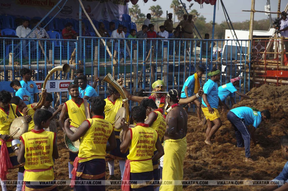 மகாசிவராத்திரியை முன்னிட்டு குமாரபாளையத்தில் நடைபெற்ற ஜல்லிக்கட்டுப் போட்டி! படங்கள்: சுபாஷ் ம நா மகாசிவராத்திரியை முன்னிட்டு குமாரபாளையத்தில் நடைபெற்ற ஜல்லிக்கட்டுப் போட்டி! படங்கள்: சுபாஷ் ம நா