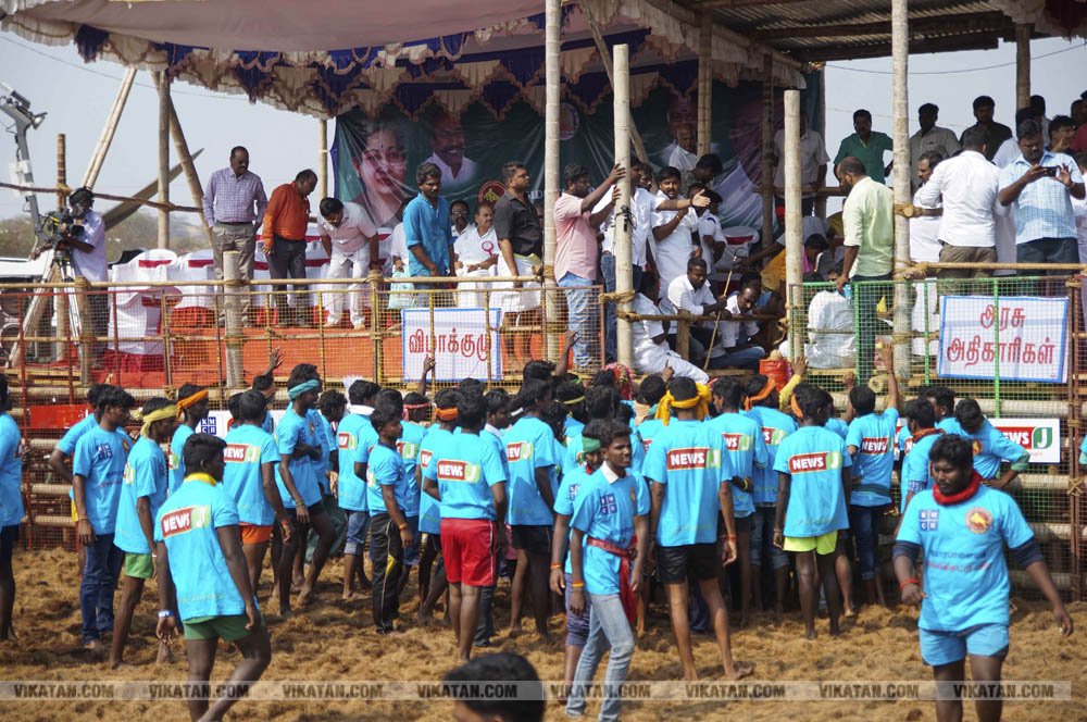 மகாசிவராத்திரியை முன்னிட்டு குமாரபாளையத்தில் நடைபெற்ற ஜல்லிக்கட்டுப் போட்டி! படங்கள்: சுபாஷ் ம நா மகாசிவராத்திரியை முன்னிட்டு குமாரபாளையத்தில் நடைபெற்ற ஜல்லிக்கட்டுப் போட்டி! படங்கள்: சுபாஷ் ம நா