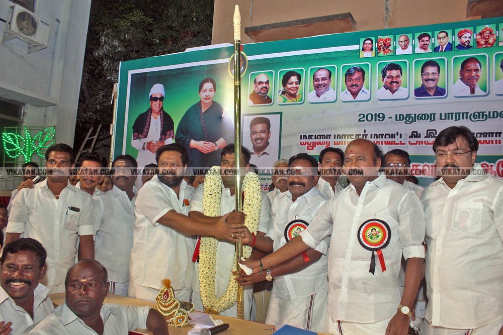 வேண்டுதல், பிரசாரம் முதல் வேட்புமனுத் தாக்கல் வரை.... கலகல எலெக்ஷன் போட்டோ கலெக்ஷன்ஸ்! வேண்டுதல், பிரசாரம் முதல் வேட்புமனுத் தாக்கல் வரை.... கலகல எலெக்ஷன் போட்டோ கலெக்ஷன்ஸ்!