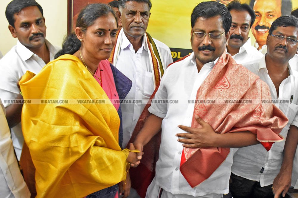 வேண்டுதல், பிரசாரம் முதல் வேட்புமனுத் தாக்கல் வரை.... கலகல எலெக்ஷன் போட்டோ கலெக்ஷன்ஸ்! வேண்டுதல், பிரசாரம் முதல் வேட்புமனுத் தாக்கல் வரை.... கலகல எலெக்ஷன் போட்டோ கலெக்ஷன்ஸ்!