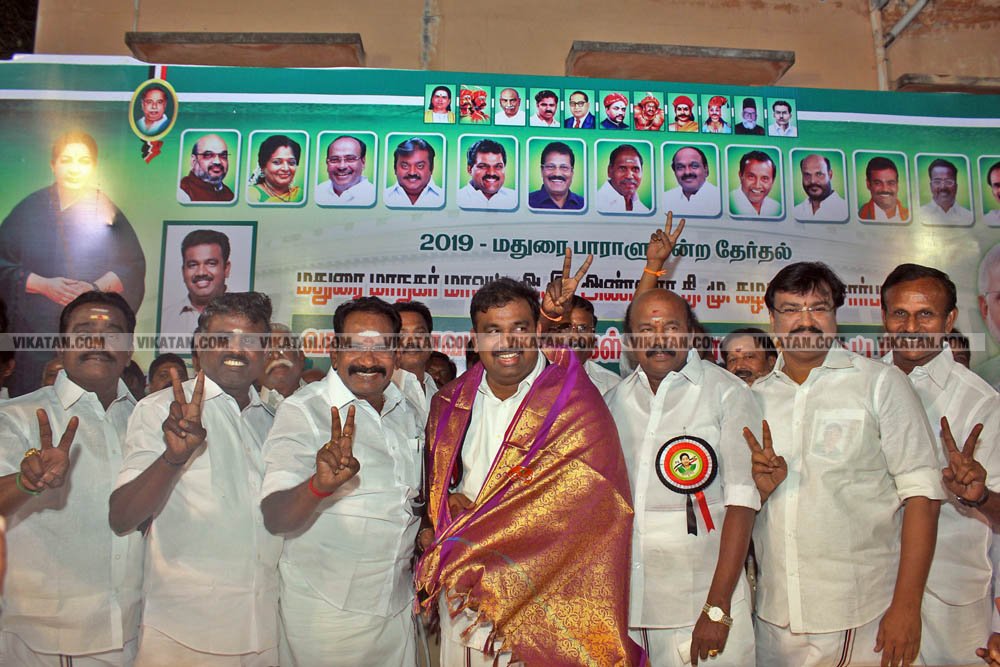 வேண்டுதல், பிரசாரம் முதல் வேட்புமனுத் தாக்கல் வரை.... கலகல எலெக்ஷன் போட்டோ கலெக்ஷன்ஸ்! வேண்டுதல், பிரசாரம் முதல் வேட்புமனுத் தாக்கல் வரை.... கலகல எலெக்ஷன் போட்டோ கலெக்ஷன்ஸ்!