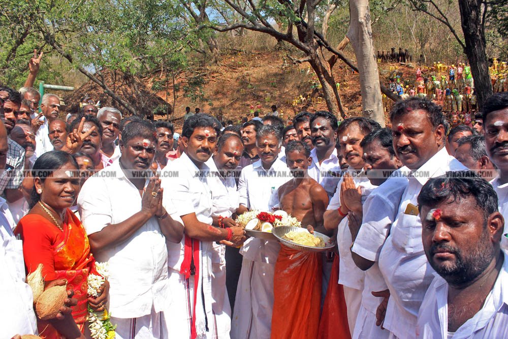 வேண்டுதல், பிரசாரம் முதல் வேட்புமனுத் தாக்கல் வரை.... கலகல எலெக்ஷன் போட்டோ கலெக்ஷன்ஸ்! வேண்டுதல், பிரசாரம் முதல் வேட்புமனுத் தாக்கல் வரை.... கலகல எலெக்ஷன் போட்டோ கலெக்ஷன்ஸ்!