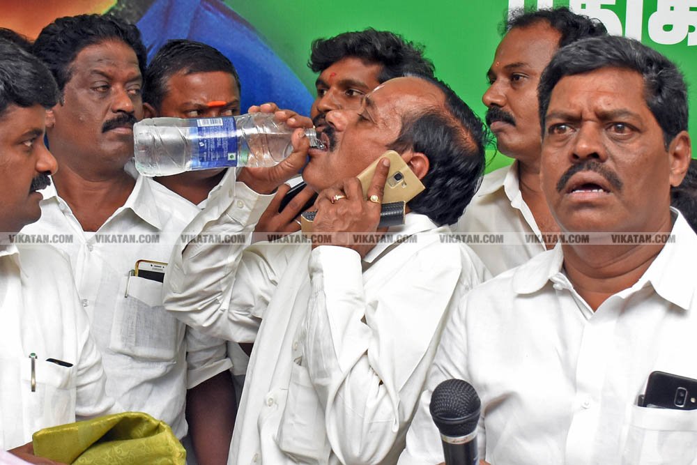 வேண்டுதல், பிரசாரம் முதல் வேட்புமனுத் தாக்கல் வரை.... கலகல எலெக்ஷன் போட்டோ கலெக்ஷன்ஸ்! வேண்டுதல், பிரசாரம் முதல் வேட்புமனுத் தாக்கல் வரை.... கலகல எலெக்ஷன் போட்டோ கலெக்ஷன்ஸ்!