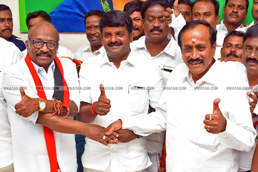 வேண்டுதல், பிரசாரம் முதல் வேட்புமனுத் தாக்கல் வரை.... கலகல எலெக்ஷன் போட்டோ கலெக்ஷன்ஸ்! வேண்டுதல், பிரசாரம் முதல் வேட்புமனுத் தாக்கல் வரை.... கலகல எலெக்ஷன் போட்டோ கலெக்ஷன்ஸ்!