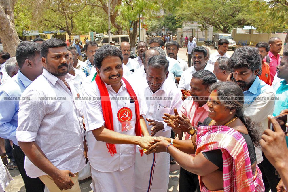வேண்டுதல், பிரசாரம் முதல் வேட்புமனுத் தாக்கல் வரை.... கலகல எலெக்ஷன் போட்டோ கலெக்ஷன்ஸ்! வேண்டுதல், பிரசாரம் முதல் வேட்புமனுத் தாக்கல் வரை.... கலகல எலெக்ஷன் போட்டோ கலெக்ஷன்ஸ்!