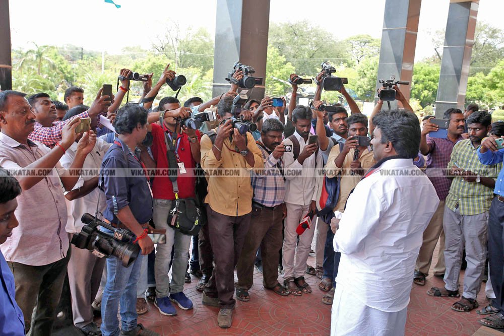 வேண்டுதல், பிரசாரம் முதல் வேட்புமனுத் தாக்கல் வரை.... கலகல எலெக்ஷன் போட்டோ கலெக்ஷன்ஸ்! வேண்டுதல், பிரசாரம் முதல் வேட்புமனுத் தாக்கல் வரை.... கலகல எலெக்ஷன் போட்டோ கலெக்ஷன்ஸ்!