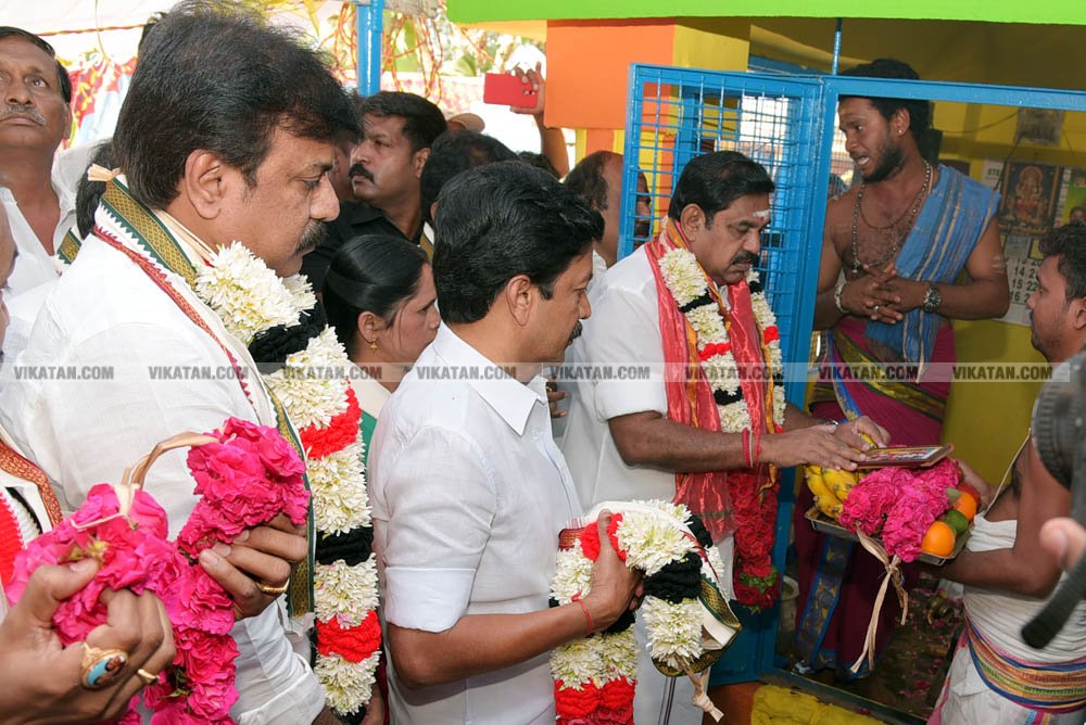 வேண்டுதல், பிரசாரம் முதல் வேட்புமனுத் தாக்கல் வரை.... கலகல எலெக்ஷன் போட்டோ கலெக்ஷன்ஸ்! வேண்டுதல், பிரசாரம் முதல் வேட்புமனுத் தாக்கல் வரை.... கலகல எலெக்ஷன் போட்டோ கலெக்ஷன்ஸ்!