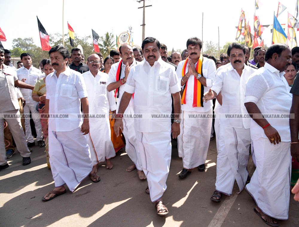 வேண்டுதல், பிரசாரம் முதல் வேட்புமனுத் தாக்கல் வரை.... கலகல எலெக்ஷன் போட்டோ கலெக்ஷன்ஸ்! வேண்டுதல், பிரசாரம் முதல் வேட்புமனுத் தாக்கல் வரை.... கலகல எலெக்ஷன் போட்டோ கலெக்ஷன்ஸ்!