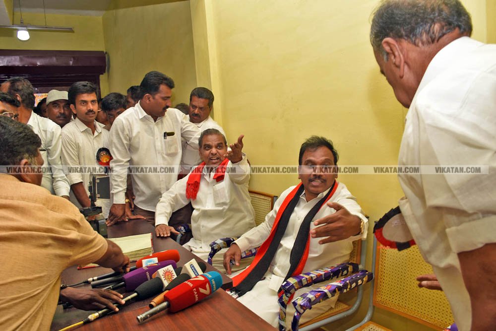 வேண்டுதல், பிரசாரம் முதல் வேட்புமனுத் தாக்கல் வரை.... கலகல எலெக்ஷன் போட்டோ கலெக்ஷன்ஸ்! வேண்டுதல், பிரசாரம் முதல் வேட்புமனுத் தாக்கல் வரை.... கலகல எலெக்ஷன் போட்டோ கலெக்ஷன்ஸ்!