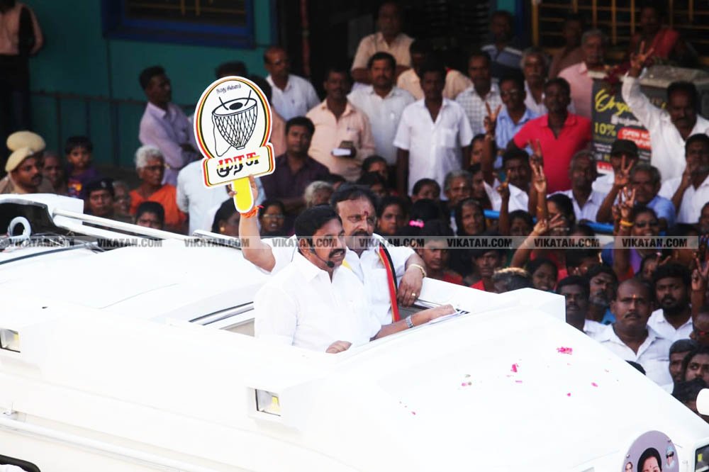 வேண்டுதல், பிரசாரம் முதல் வேட்புமனுத் தாக்கல் வரை.... கலகல எலெக்ஷன் போட்டோ கலெக்ஷன்ஸ்! வேண்டுதல், பிரசாரம் முதல் வேட்புமனுத் தாக்கல் வரை.... கலகல எலெக்ஷன் போட்டோ கலெக்ஷன்ஸ்!