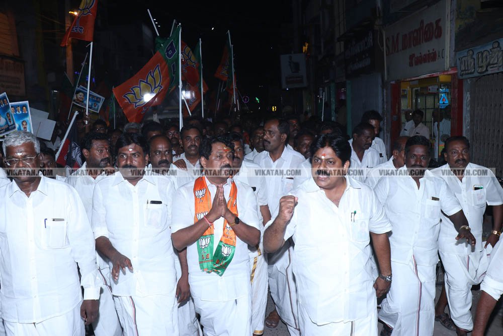 வேண்டுதல், பிரசாரம் முதல் வேட்புமனுத் தாக்கல் வரை.... கலகல எலெக்ஷன் போட்டோ கலெக்ஷன்ஸ்! வேண்டுதல், பிரசாரம் முதல் வேட்புமனுத் தாக்கல் வரை.... கலகல எலெக்ஷன் போட்டோ கலெக்ஷன்ஸ்!