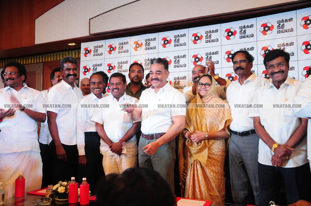 வேண்டுதல், பிரசாரம் முதல் வேட்புமனுத் தாக்கல் வரை.... கலகல எலெக்ஷன் போட்டோ கலெக்ஷன்ஸ்! வேண்டுதல், பிரசாரம் முதல் வேட்புமனுத் தாக்கல் வரை.... கலகல எலெக்ஷன் போட்டோ கலெக்ஷன்ஸ்!